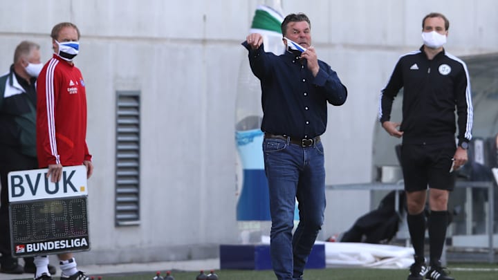 Sucht nach einer Lösung für die defensive Kopfballschwäche: Dieter Hecking Sucht nach einer Lösung für die defensive Kopfballschwäche: Dieter Hecking