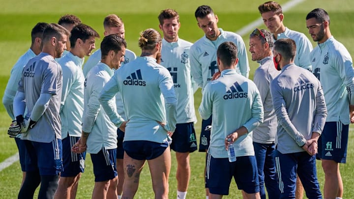 Luis Enrique aparece dando instrucciones a sus jugadores