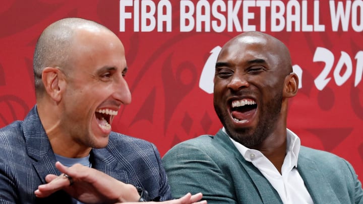 Encuentro de gigantes: Manu Ginobili y Kobe Bryant durante el mundial de baloncesto en China de 2019 