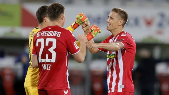 Nils Petersen zelebriert den Sieg mit seinen Freiburger Mitspielern