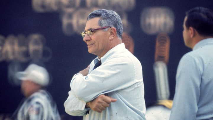 El mítico entrenador de la NFL murió en 1970 y gracias a la tecnología estuvo presente en el Super Bowl LV