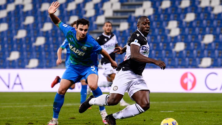 Stefano Okaka'nın arkasında Kaan Ayhan Stefano Okaka'nın arkasında Kaan Ayhan