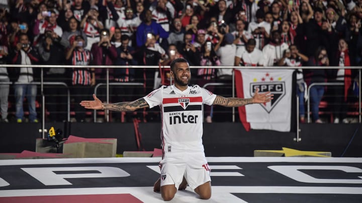 Daniel Alves está deixando o Soberano | TOPSHOT-FBL-BRA-SAO PAULO-ALVES-PRESENTATION Daniel Alves está deixando o Soberano | TOPSHOT-FBL-BRA-SAO PAULO-ALVES-PRESENTATION
