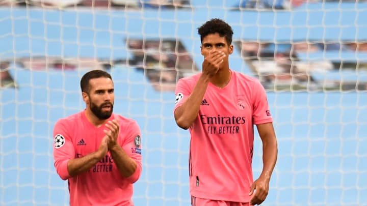 Raphaël Varane se lamenta tras su primer error en Mánchester Raphaël Varane se lamenta tras su primer error en Mánchester
