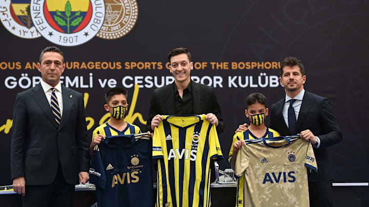 Mesut Ozil menjadi satu dari sedikit pemain yang hengkang.