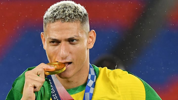 Richarlison madalyayı ısırıyor. Richarlison madalyayı ısırıyor.