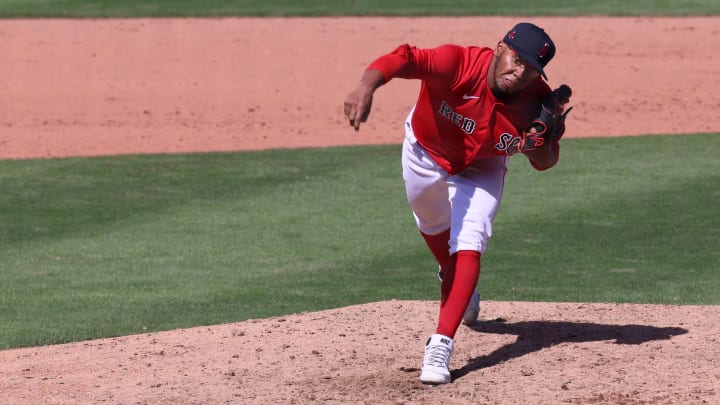 Eduard Bazardo debuta en la MLB con los Medias Rojas 