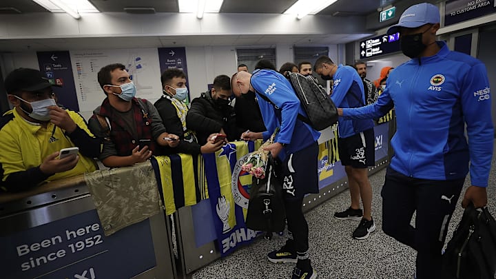 Fenerbahçe oyuncuları taraftarların ürünlerini imzalıyor. Fenerbahçe oyuncuları taraftarların ürünlerini imzalıyor.