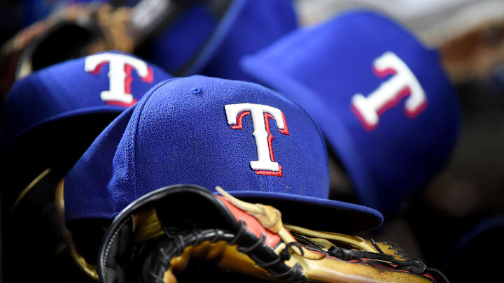 Los Rangers firmaron a Lora en el periodo de firmas internacionales 2019-20 con un contrato de $3.9 millones