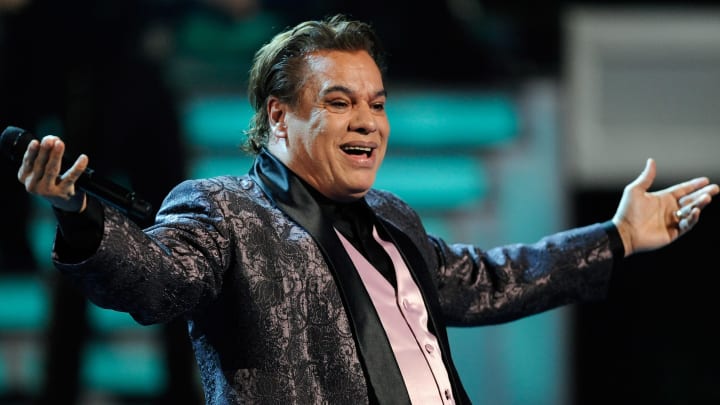 El representante de Juan Gabriel asegura que el cantante está vivo