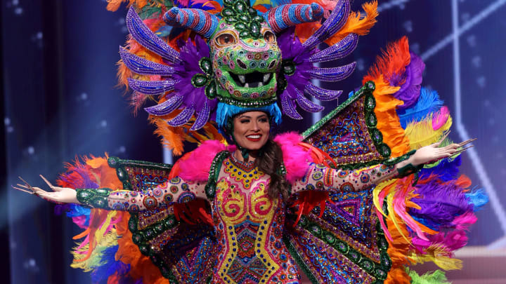 Andrea Meza se encuentra en medio de la polémica tras su participación en Miss Universo Andrea Meza se encuentra en medio de la polémica tras su participación en Miss Universo