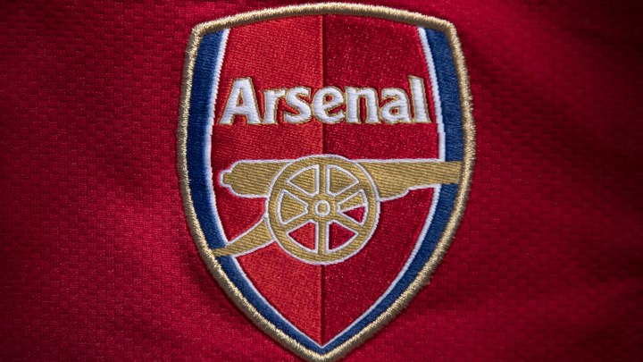 Arsenal garde ses traditionnelles couleurs rouges et blanches. 