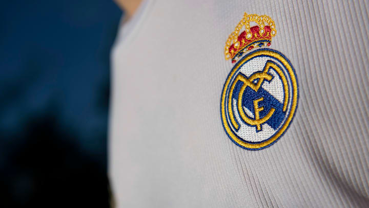 Le nouveau maillot du Real Madrid entre en scène. Le nouveau maillot du Real Madrid entre en scène.