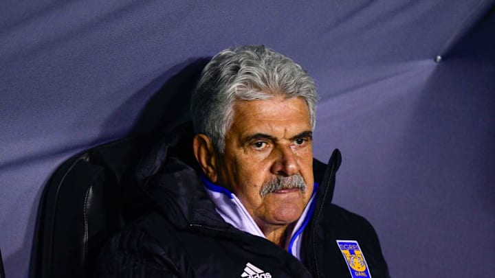 Ricardo Ferretti en un partido entre los Tigres UANL y el Alianza.