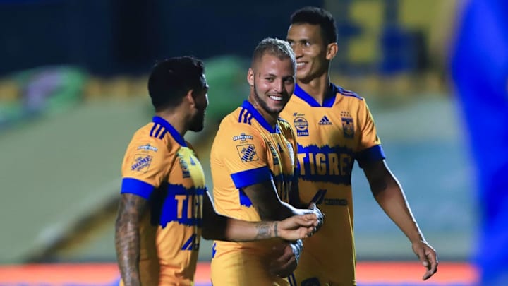 Nicolás López celebra un gol en partido de los Tigres UANL.
