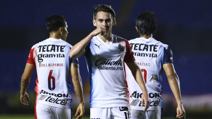 Chivas doblegó a Tigres en el Volcán después de diez años. Chivas doblegó a Tigres en el Volcán después de diez años.