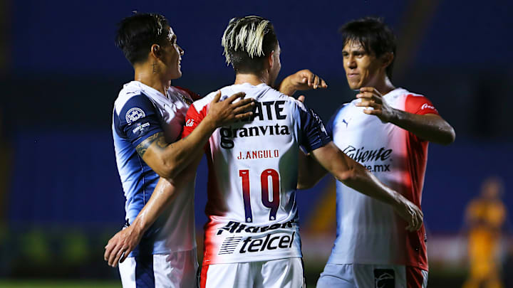 Jesús Angulo celebra un gol en un partido de las Chivas del Guadalajara.