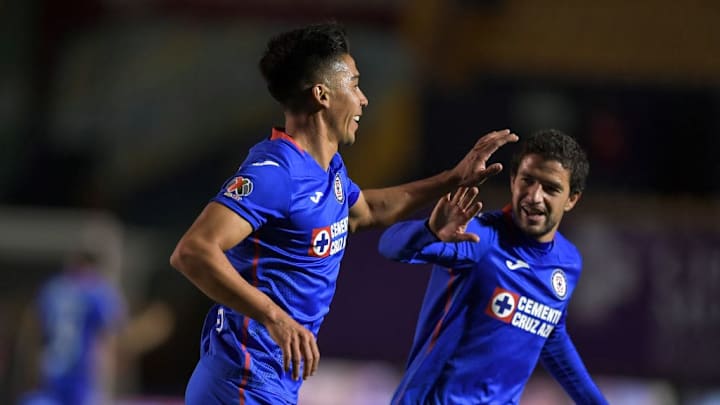 Jugadores de Cruz Azul celebran un gol.