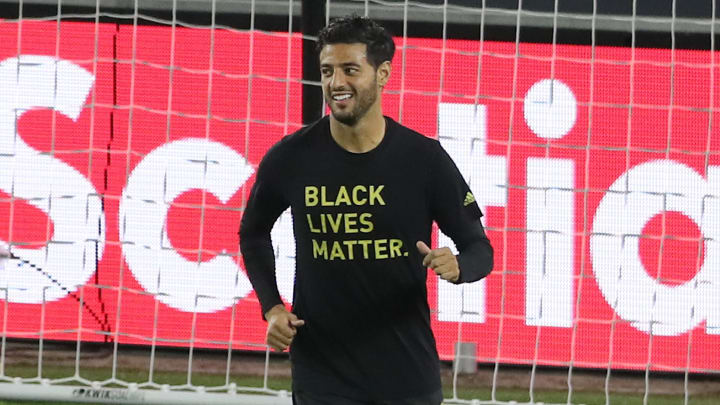 Vela juega en la MLS con un equipo de Los Angeles y es seguidor de los Lakers