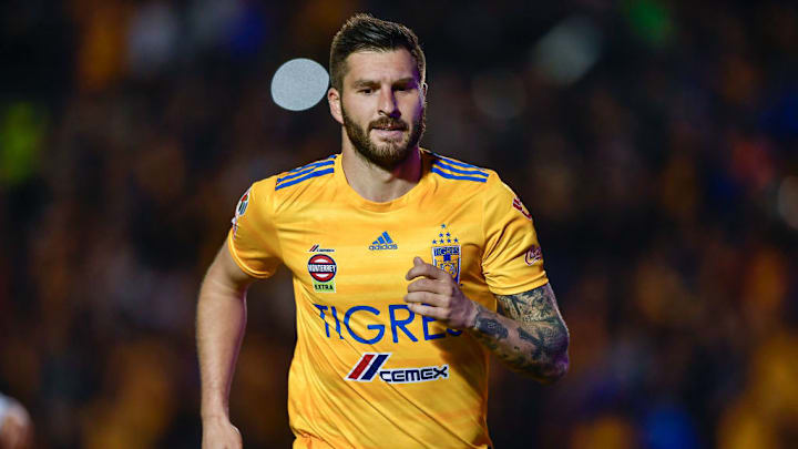 Gignac festeja un tanto ante Pumas