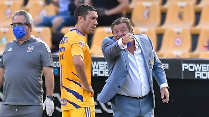 Juan Vigón con Miguel Herrera en partido de Tigres