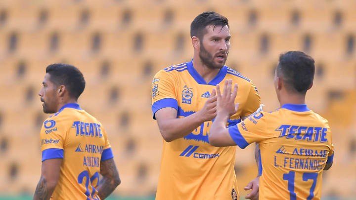 Jugadores de los Tigres UANL celebran un gol conseguido en un partido ante Santos Laguna. Jugadores de los Tigres UANL celebran un gol conseguido en un partido ante Santos Laguna.