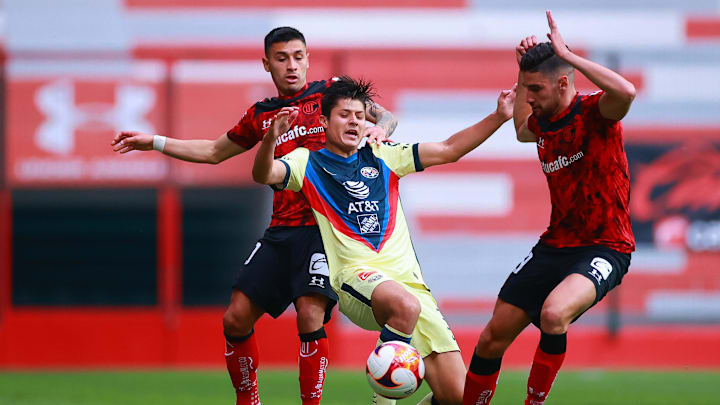 Jugadores del Toluca en la marca de un jugador del América. Jugadores del Toluca en la marca de un jugador del América.