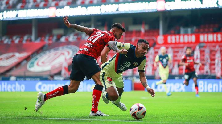Enrique Triverio pelea un balón. Enrique Triverio pelea un balón.