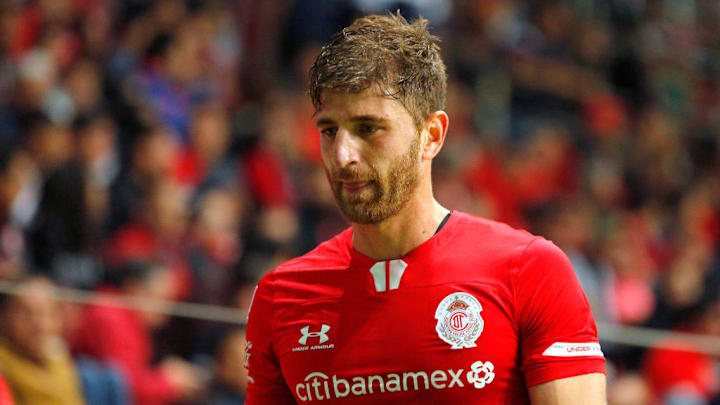 Gastón Sauro en un partido entre Toluca y Atlético San Luis.