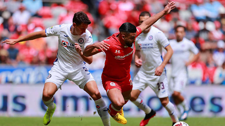 Jugadores del Toluca y Cruz Azul pelean una pelota. Jugadores del Toluca y Cruz Azul pelean una pelota.