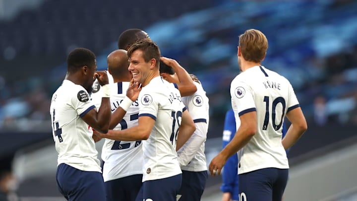 Para pemain Spurs merayakan Gol