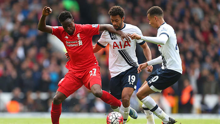 Origi en busca del balón ante dos rivales