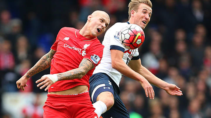 Skrtel pelea el balón con Harry Kane en el debut de Klopp