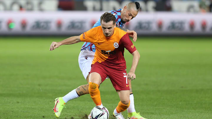 Kerem Aktürkoğlu, Marek Hamsik'ten sıyrılıyor Kerem Aktürkoğlu, Marek Hamsik'ten sıyrılıyor
