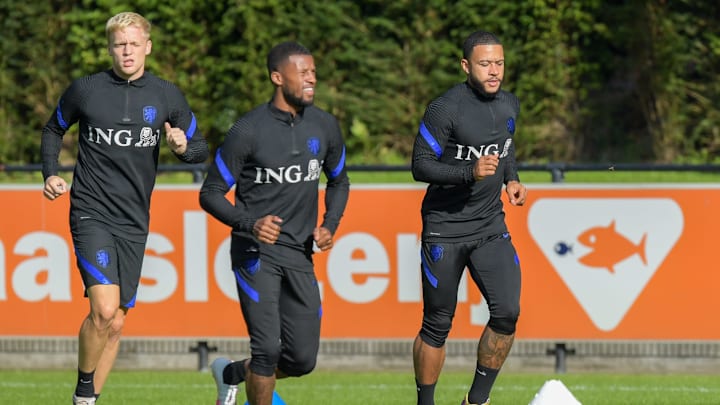 Giorginio Wijnaldum (tengah) dan Memphis Depay (kanan) Giorginio Wijnaldum (tengah) dan Memphis Depay (kanan)