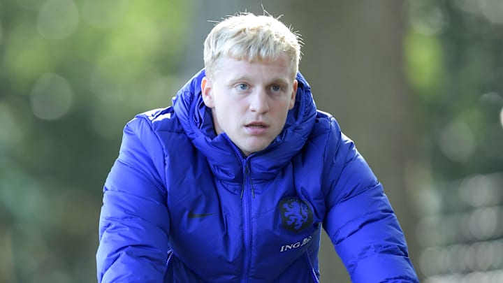 Donny van de Beek akhirnya memutuskan bergabung ke Man United dan menandatangani kontrak sampai 2025.