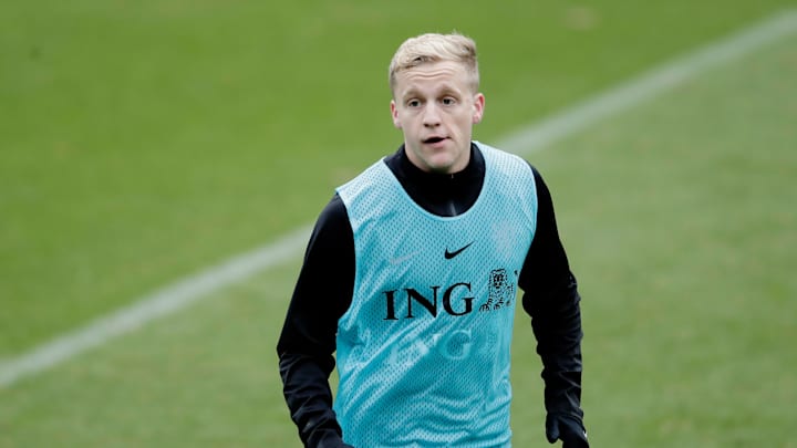 Donny van de Beek menandatangani kontrak lima musim bersama Manchester United Donny van de Beek menandatangani kontrak lima musim bersama Manchester United
