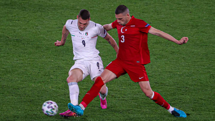 Merih Demiral a duello con Andrea Belotti 