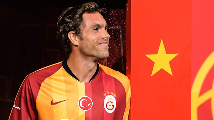 Johan Elmander mücadeleyi takip ediyor. Johan Elmander mücadeleyi takip ediyor.
