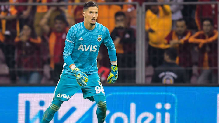 Altay Bayındır kaleci vuruşu kullanırken Altay Bayındır kaleci vuruşu kullanırken