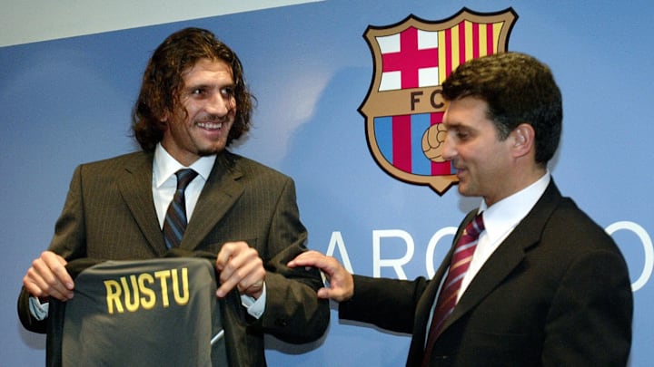 Rüstü junto a Joan Laporta en la presentación de su fichaje