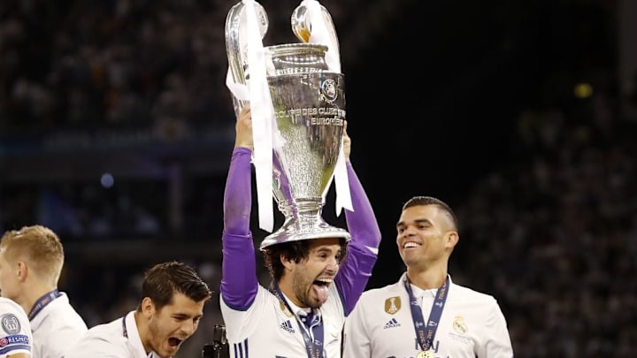 Bilder aus besseren Zeiten: Isco streckt den Henkelpott nach dem 4:1-Sieg gegen Juve  im Mai 2017 in den Himmel von Cardiff