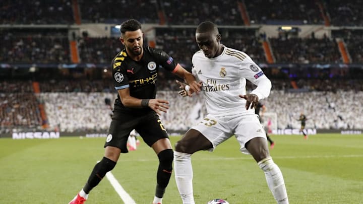 Mahrez y Mendy pugnan por un balón en el encuentro de ida