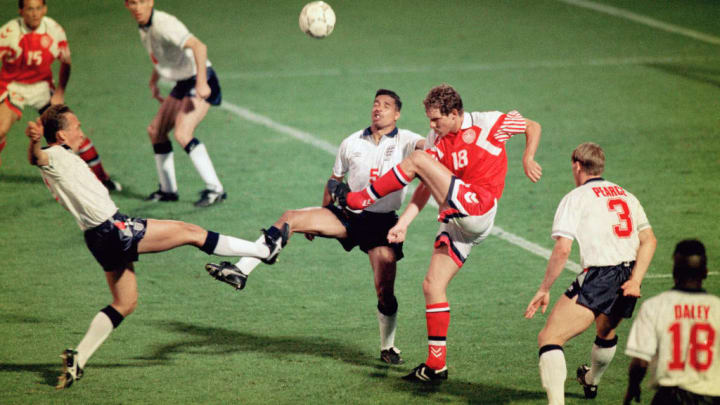 Kim Vilfort, con la camiseta roja, peleando un balón.