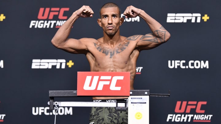 Raoni Barcelos vs Timur Valiev UFC Vegas 30 bantamweight bout prediction, odds, fight info, stats, stream and betting insights. 