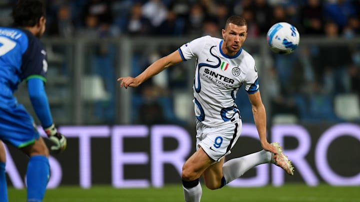 Dzeko mentre realizza il gol dell'1-1 Dzeko mentre realizza il gol dell'1-1