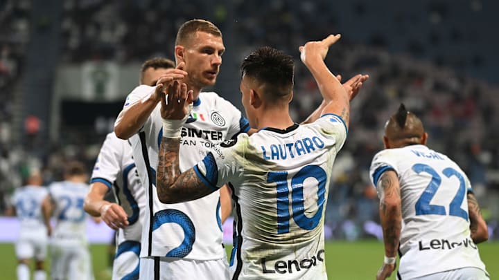 Edin Dzeko abbraccia Lautaro Martinez Edin Dzeko abbraccia Lautaro Martinez