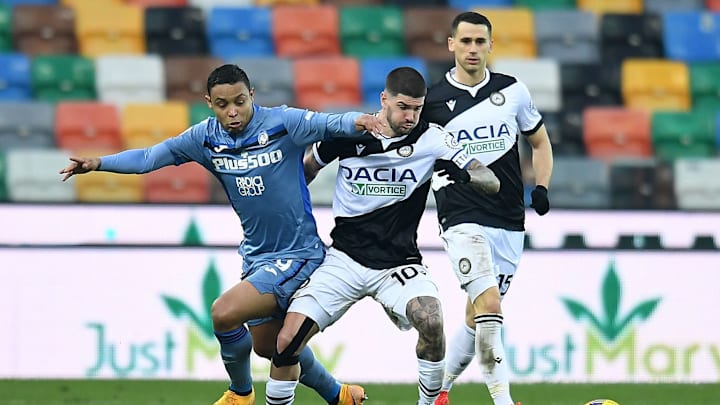 Luis Muriel, autore dell'1-1, a contrasto con De Paul, capitano dei bianconeri