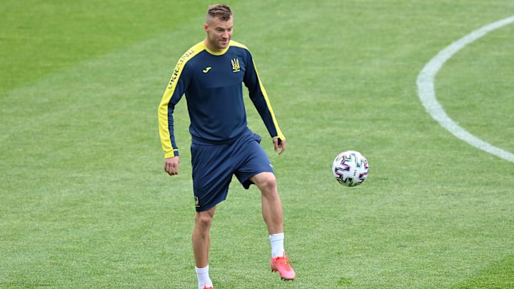 Andriy Yarmelonko topla ısınıyor. Andriy Yarmelonko topla ısınıyor.