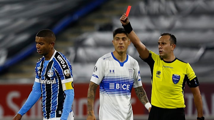 Universidad Catolica v Gremio - Copa CONMEBOL Libertadores 2020